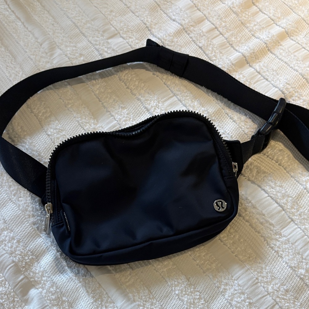 Lululemon Athletica Midnight Black Belt Bag

Excellent condition never used
